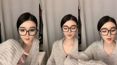 神似冯提莫-眼镜美女 苏苏LUCKY- 超有范，这小穴干净整洁，好想下口舔爆她，叫床叫得这么好听2V！ (2)